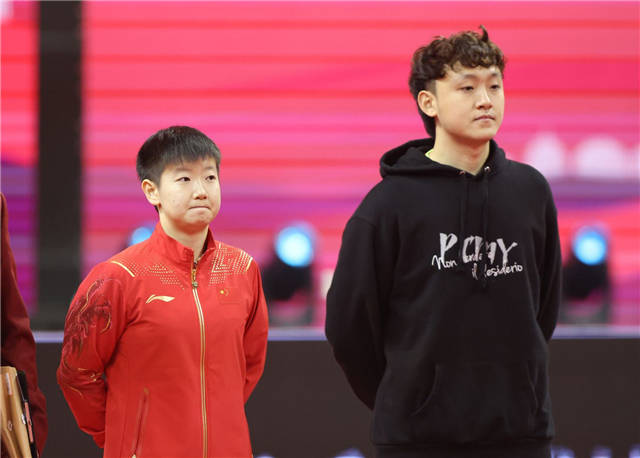 差距|国乒男女队差距太大！孙颖莎输刚入队小师弟，女乒主帅安慰小魔王