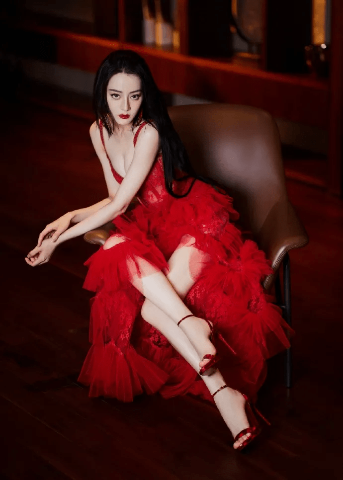 吊带 迪丽热巴穿红色吊带镂空长裙超美！肌肤白嫩太性感明艳