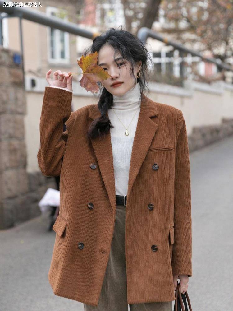 黑色 这个冬天“灯芯绒西装”火了，保暖还有大女人韵味，值得借鉴