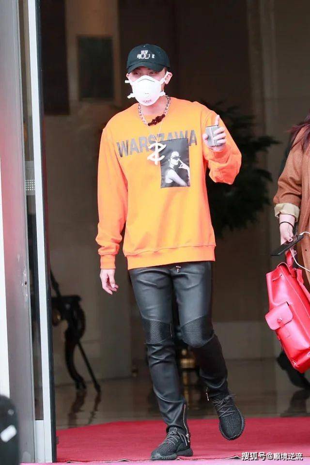 卫衣 爱豆帅气复工造型,鹿晗打造嘻哈风,黄子韬穿皮裤展露完美身材