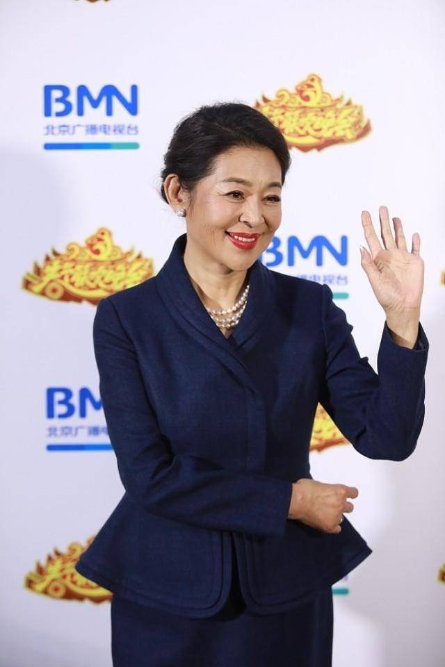 卡通 倪萍虽然老了，可是穿衣还挺时髦的，短风衣配卡通卫衣显出活力