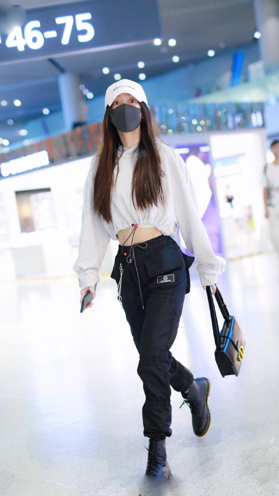 angelababy私服超性感卫衣搭配工装裤大秀性感小蛮腰