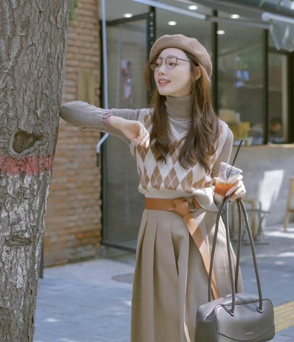 设计 秋冬，高级感穿搭指南，针织衫搭配半身裙，温柔知性更具女人味