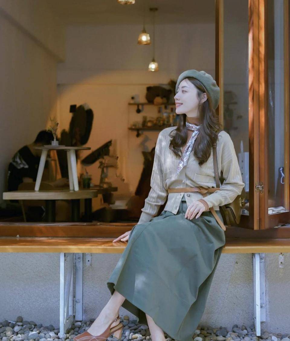 设计 秋冬，高级感穿搭指南，针织衫搭配半身裙，温柔知性更具女人味