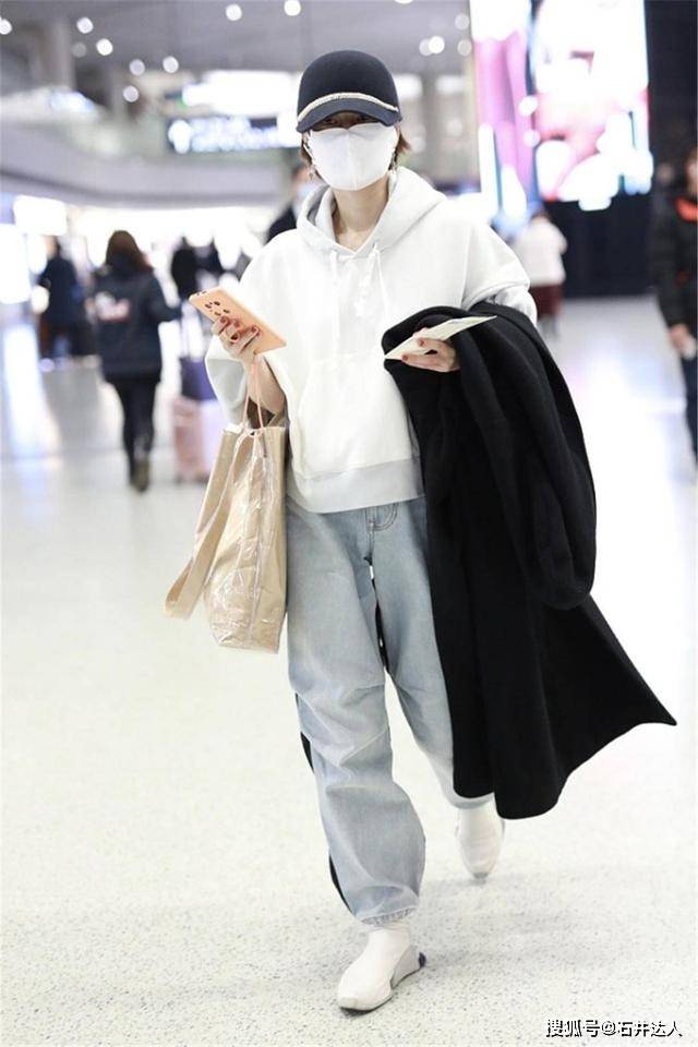 卫衣 马伊琍才是中年女性穿搭典范！连帽卫衣+牛仔裤，保暖时髦还减龄