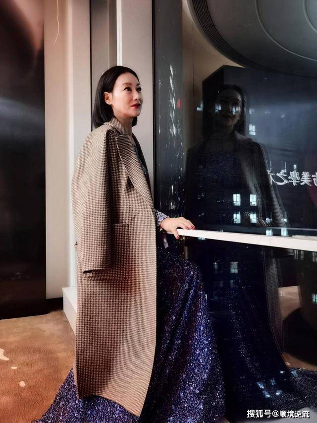 配饰 惠英红真有勇气，浅色大衣配洞洞拖鞋走机场，有哪个奶奶敢这么穿