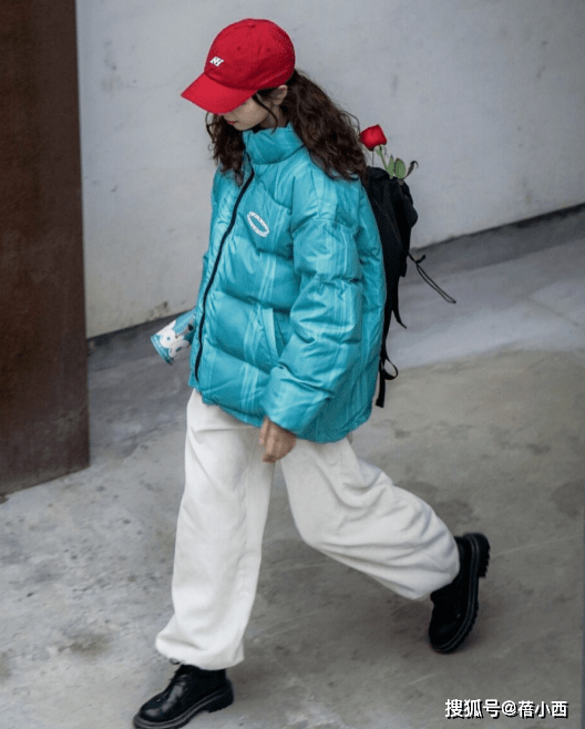 小白 “羽绒服+牛仔裤”=秋冬洋气搭配，兼具时髦和保暖，太高级了！