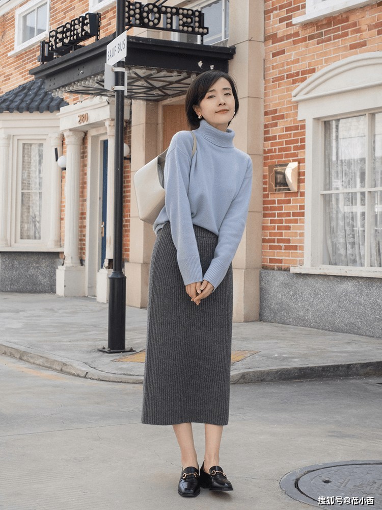 骨子里 女人无论年纪多大，冬季穿衣没灵感就选“针织衫”，优雅到骨子里
