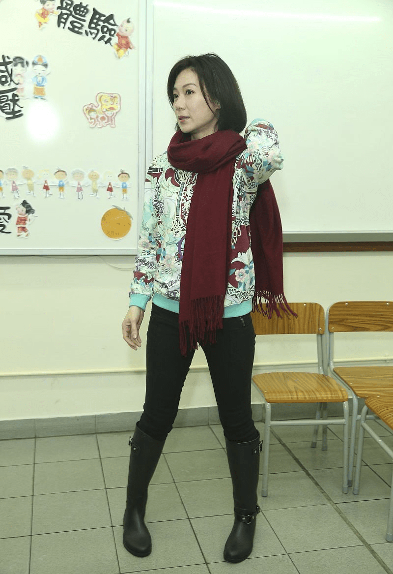 形象 张可颐被衣服耽误，明明气质挺高级却非要穿印花裙扮嫩，挺可惜的