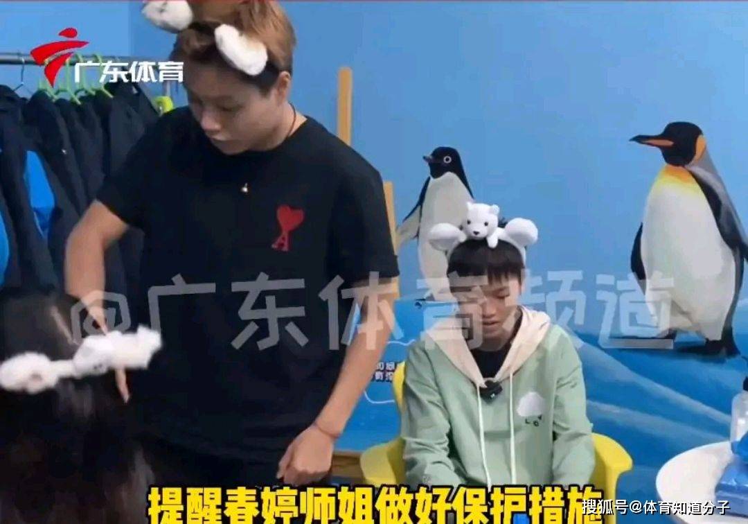 全红婵戴可爱头饰投喂企鹅！小企鹅不给面子，红姐委屈：它不要啊_搜狐网
