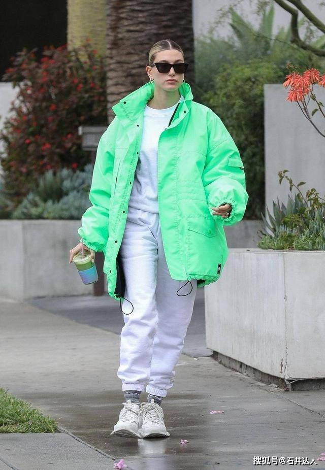 运动服 海莉亲自示范，如何利用3个简单技巧，把运动服穿出街头时尚感
