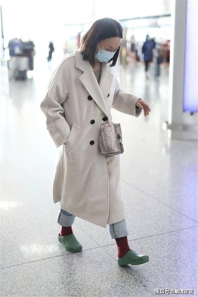 配饰 惠英红真有勇气，浅色大衣配洞洞拖鞋走机场，有哪个奶奶敢这么穿