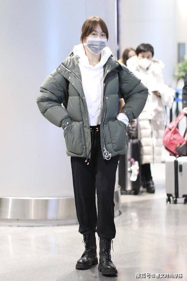 一身 左小青才是真女神！棉服套卫衣难掩气质，容貌身材不像43岁老阿姨