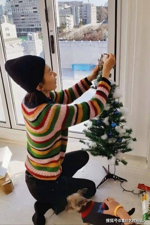 行走 这位韩国阿姨太会穿,47岁的简约穿搭,堪称行走的时尚典范