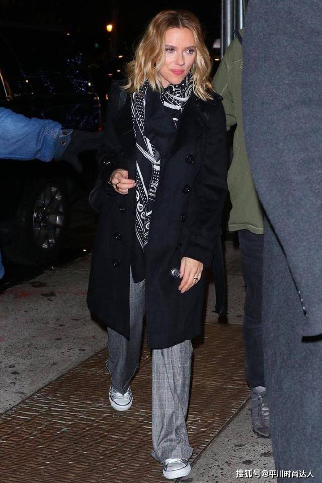 个头 小个子女生怎么穿才显高？看女神斯嘉丽示范，160也能穿出女王范