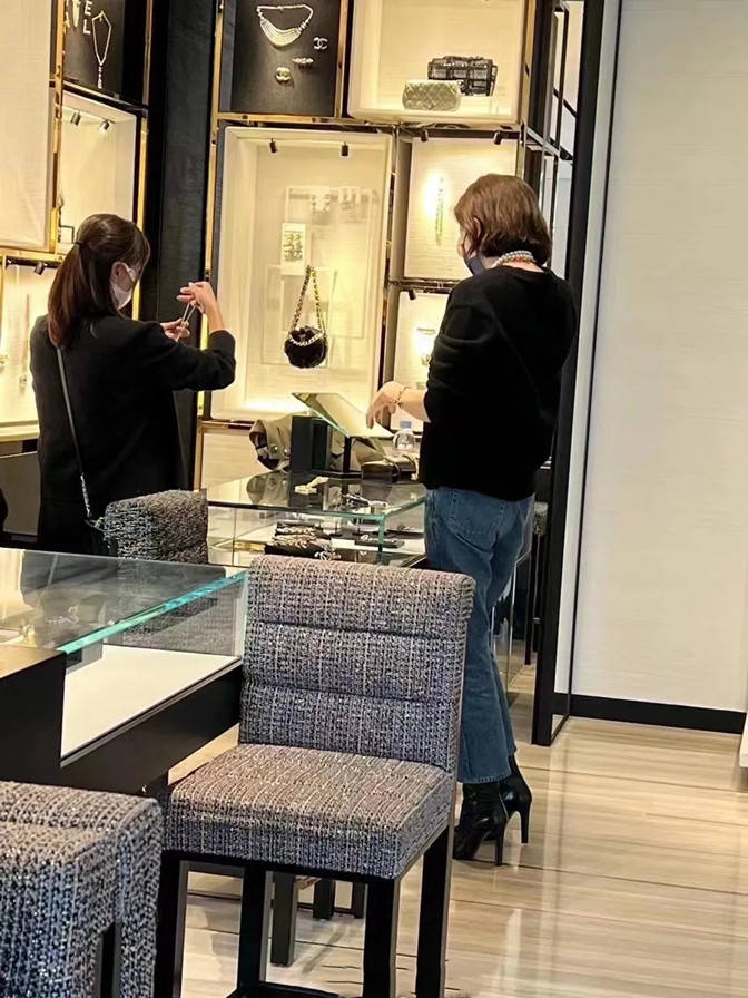 奢侈品 关之琳逛奢侈品店，穿针织衫牛仔裤，59岁戴3条名贵项链像暴发户