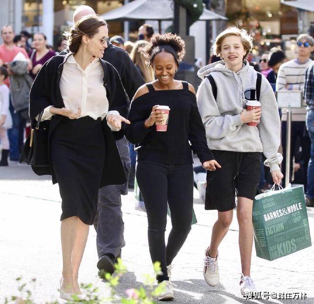 黑色 朱莉穿白裙亮相街头，衬出凹凸身材，14岁女儿穿短裤长腿抢镜