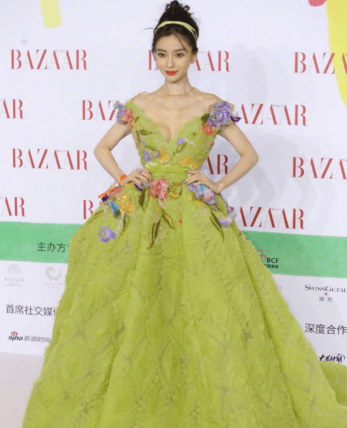 宋茜大 杨幂陈伟霆牵手现身红毯，baby公主打扮好少女，宋茜大秀性感事业线