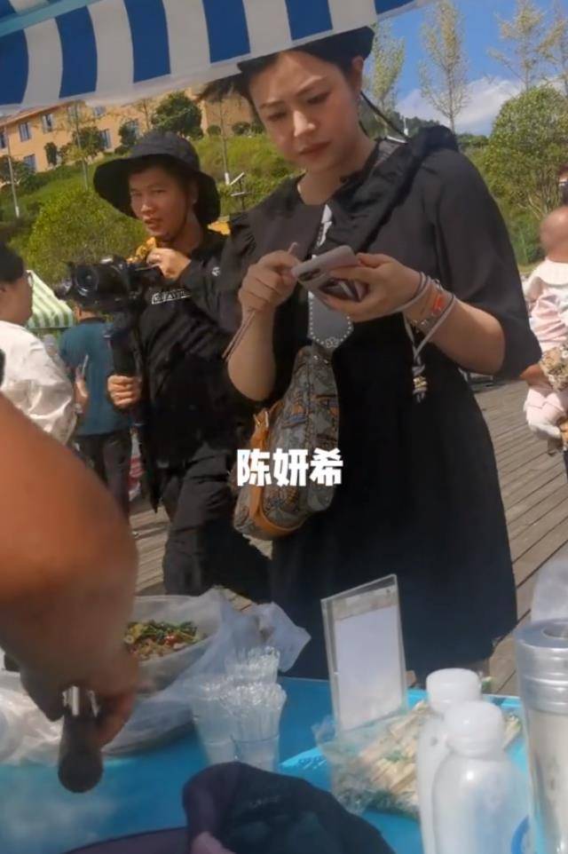 沈佳宜陈晓夫妇罕合体秀恩爱，全程牵手似连体婴，38岁陈妍希清纯像学生