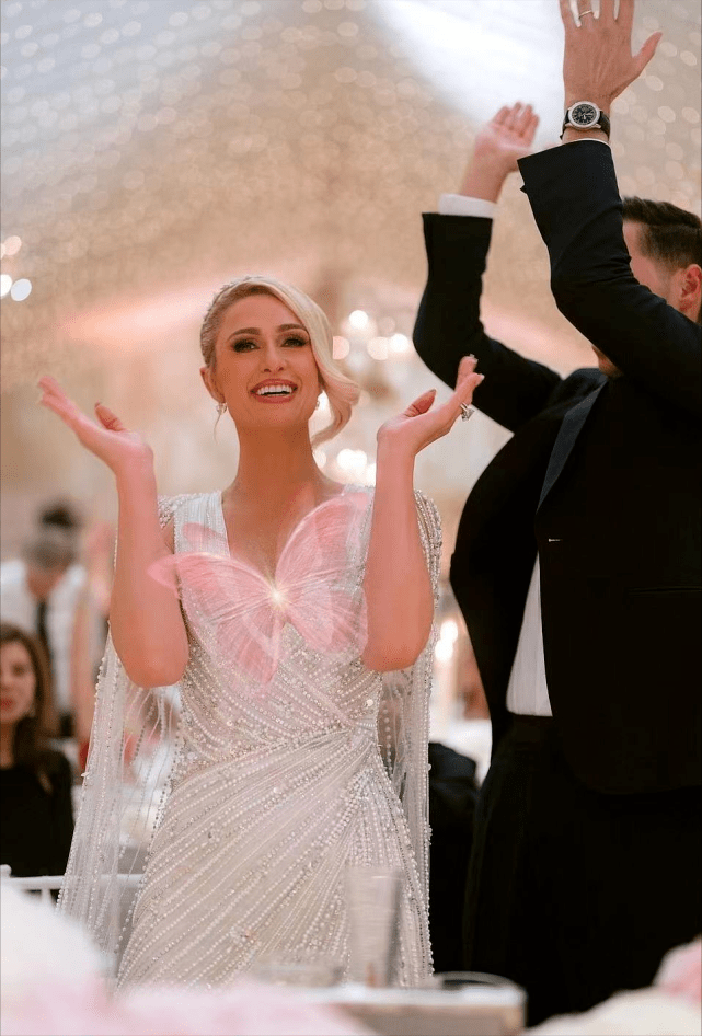 大小姐 40岁希尔顿的世纪婚礼让人开眼界！换了4套婚纱太奢华，美如公主