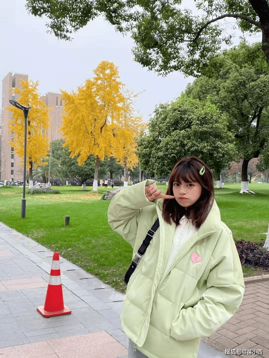 颜色 冬天穿羽绒服不知道选什么颜色？这4种值得一试，一种比一种好看