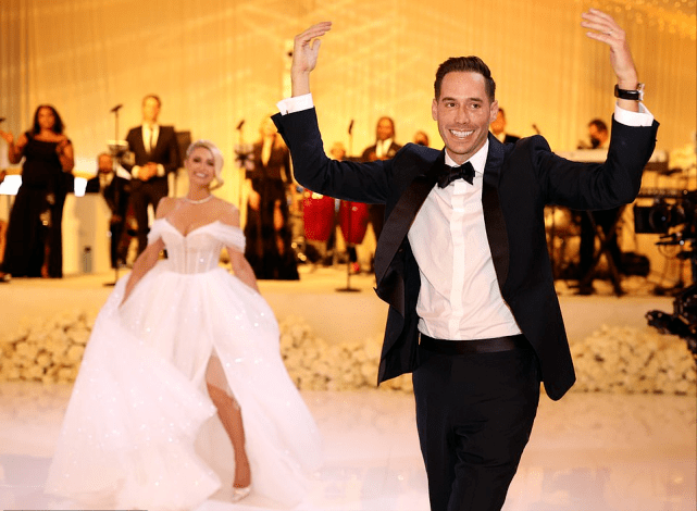 大小姐 40岁希尔顿的世纪婚礼让人开眼界！换了4套婚纱太奢华，美如公主