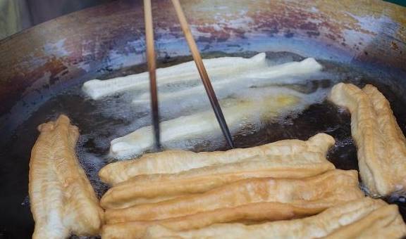 人体|早餐吃油条不健康?营养师:这3种早餐,能不吃尽量别吃