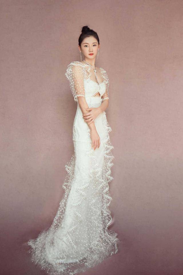 苗苗 苗苗气场全开！墨绿色连体裤中性飒爽，腰带勒出“巴掌腰”好抢镜