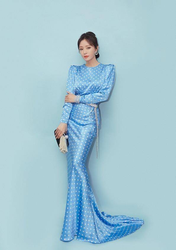 橙色 40岁秦岚穿露脐装秀小蛮腰，配橙色休闲裤青春减龄，状态好似20岁