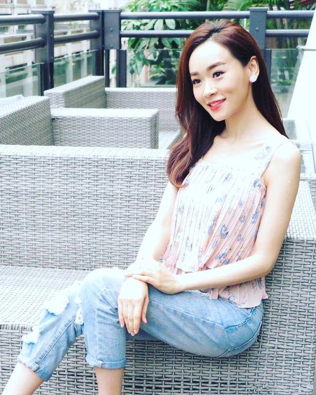 杨思琦 42岁杨思琦保养像少女，穿露背印花裙秀直角肩，不愧是港姐出身