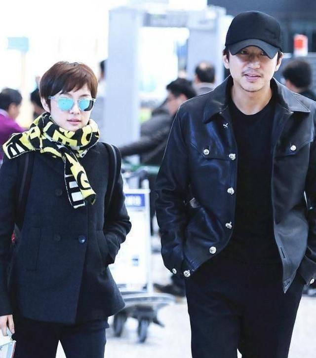 邓超 邓超带老婆出行,胡子拉碴开始变油腻,孙俪系花围巾有了阿姨味道