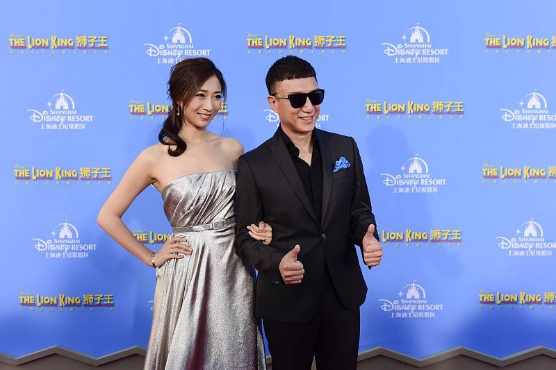 进行 孙红雷的老婆看着很幸福，穿华丽款精致礼裙，挺有阔太样的