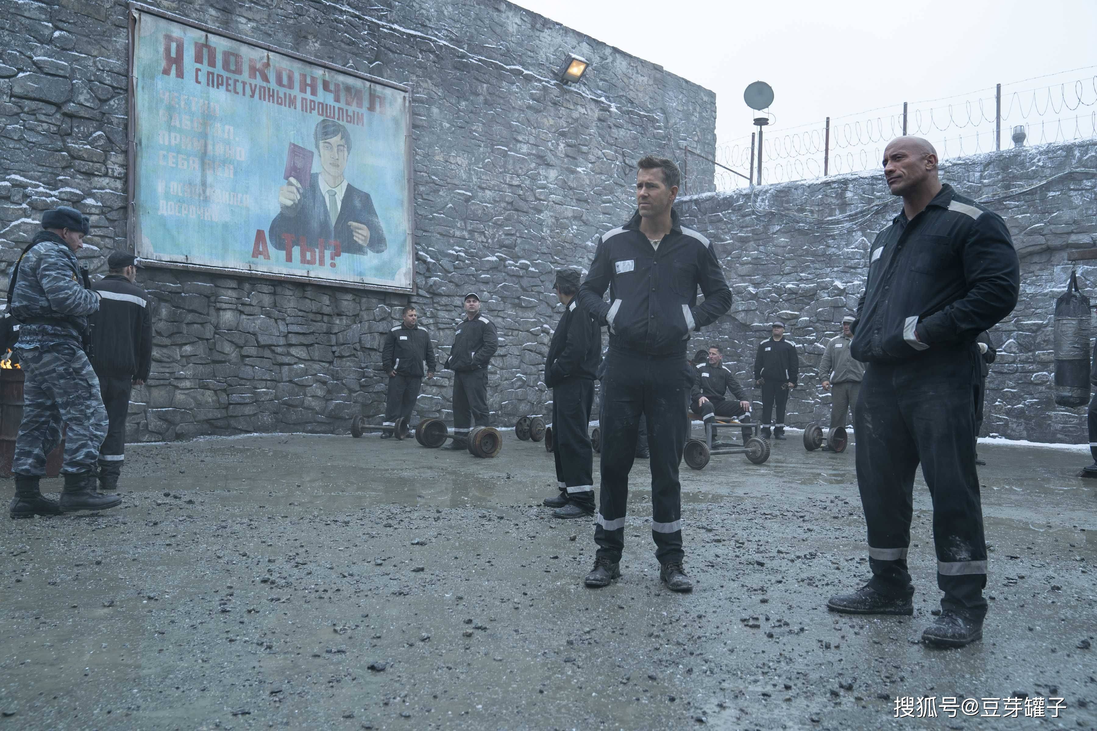 观点评论|《红色通缉令》：豪华卡司阵容，是部类型佳片，还是部谐仿烂片？