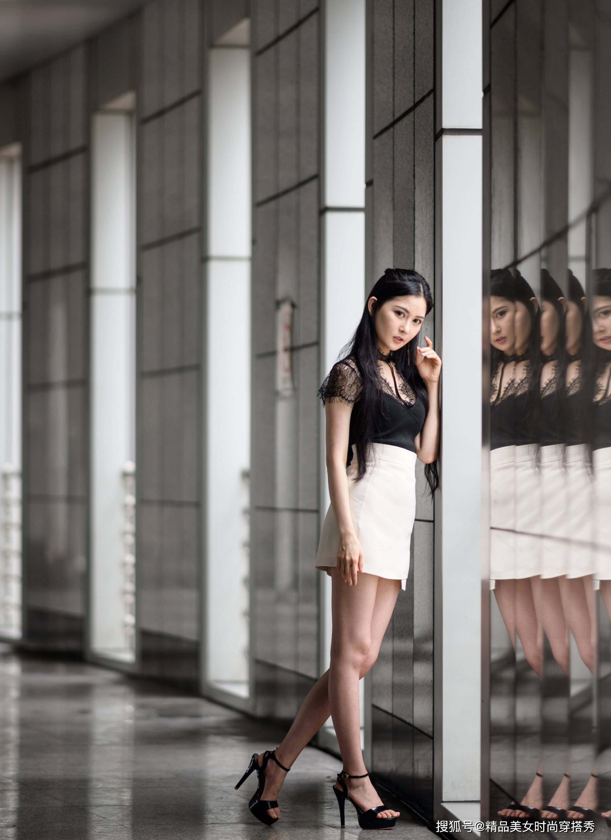 短裙 黑色蕾丝拼接修身打底衫，沉静而雅致，收拢淑女般的气质