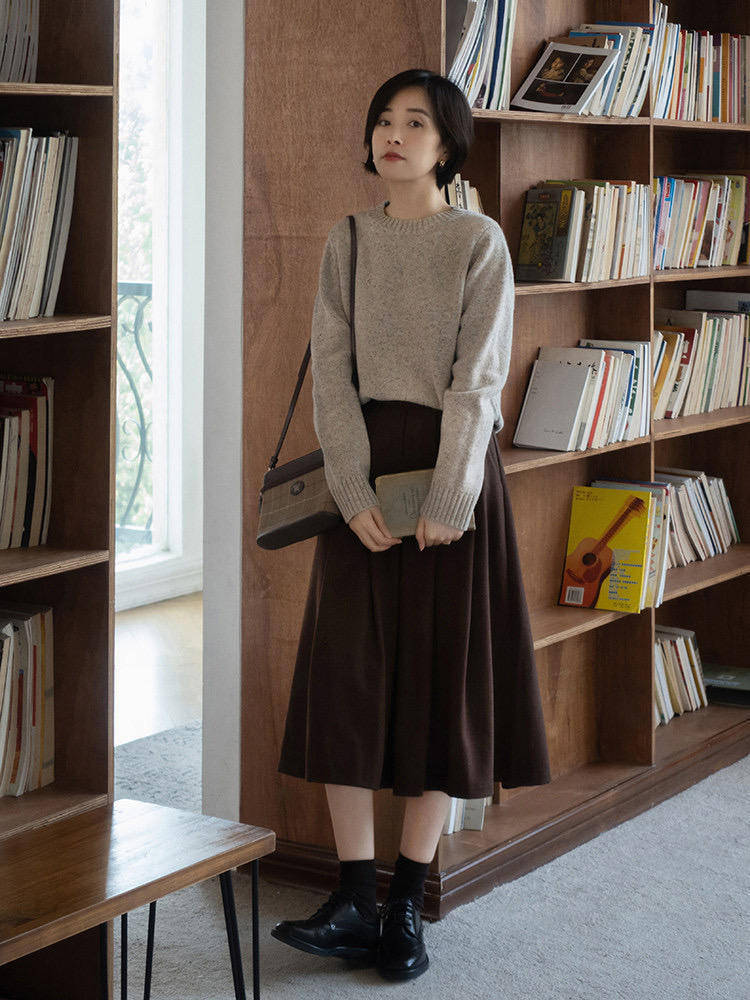 下半身 这个冬天一定要拥有一件羊毛衫,搭配棕色西装裤,简直不要太美