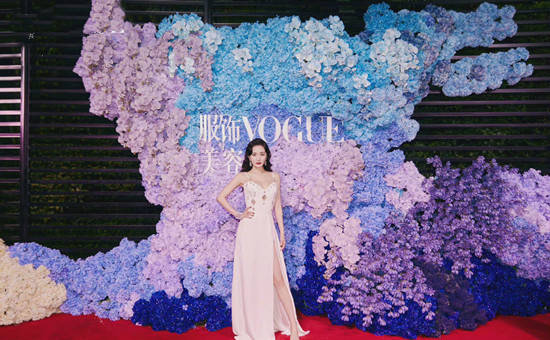 高定 杨幂终于找对风格！放弃性感风太聪明，穿高定梳卷发贵妇感立马上来