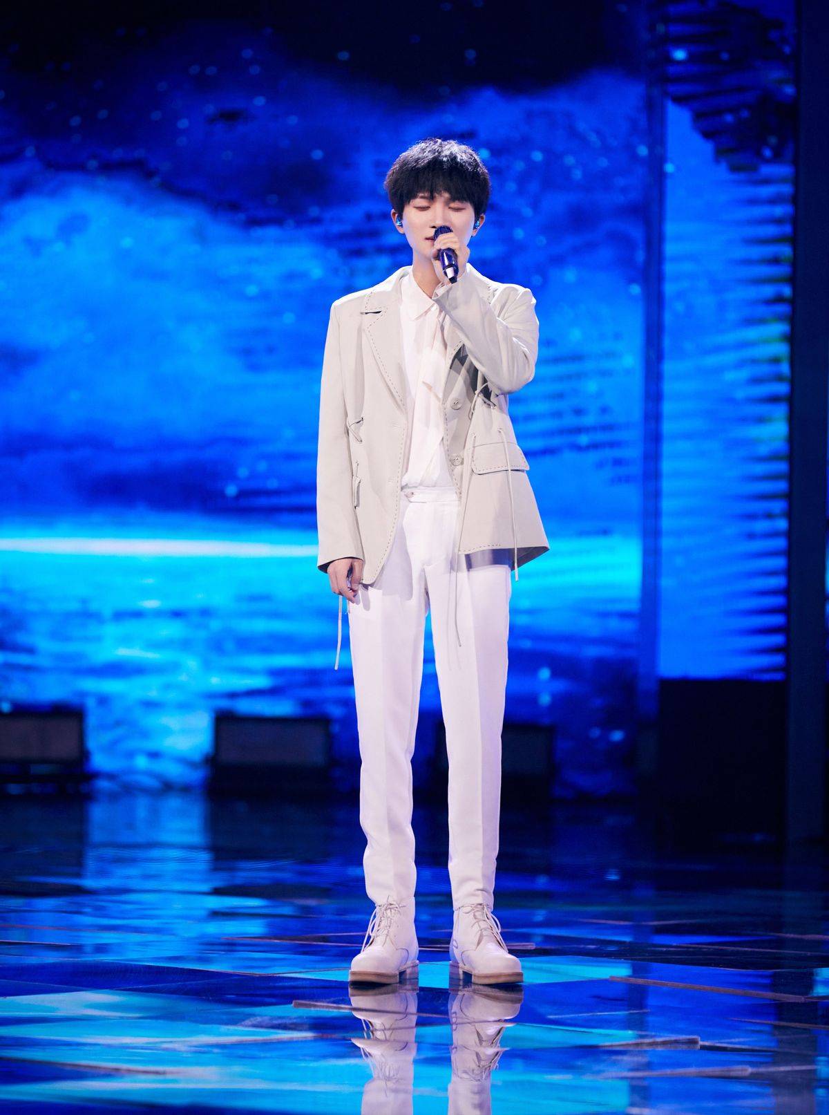 周深 小个子不适合穿西装?看到身高161cm周深的造型,你会改变看法