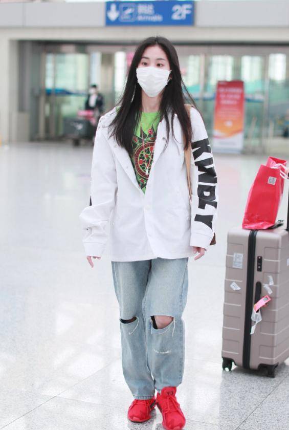 一身 别再穿“阔腿裤”了，烂大街！今年流行的“挖空裤”，清爽又有型