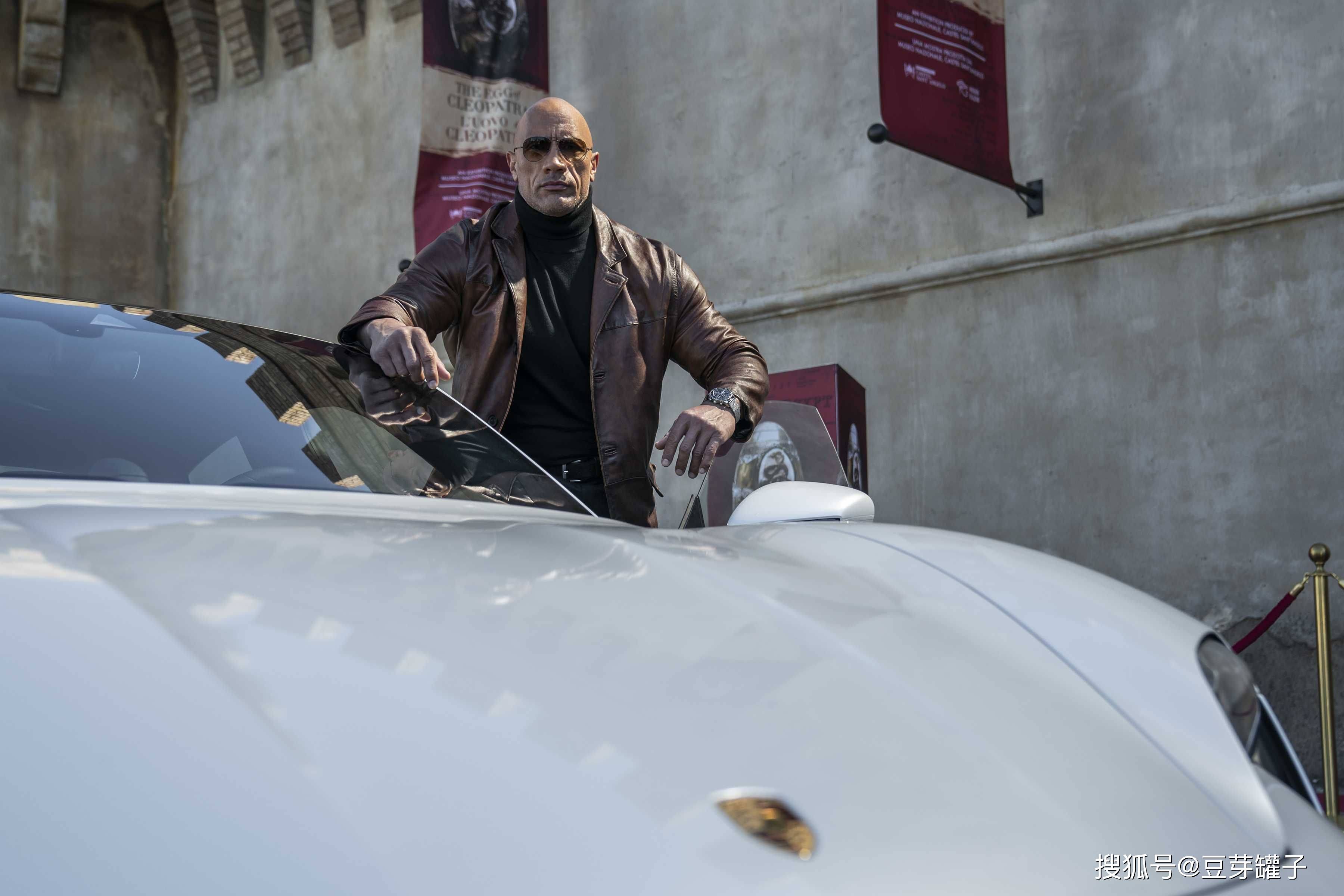 观点评论|《红色通缉令》：豪华卡司阵容，是部类型佳片，还是部谐仿烂片？