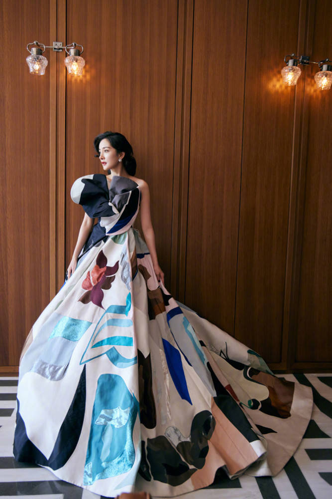 高定 杨幂终于找对风格!放弃性感风太聪明,穿高定梳卷发贵妇感立马上来