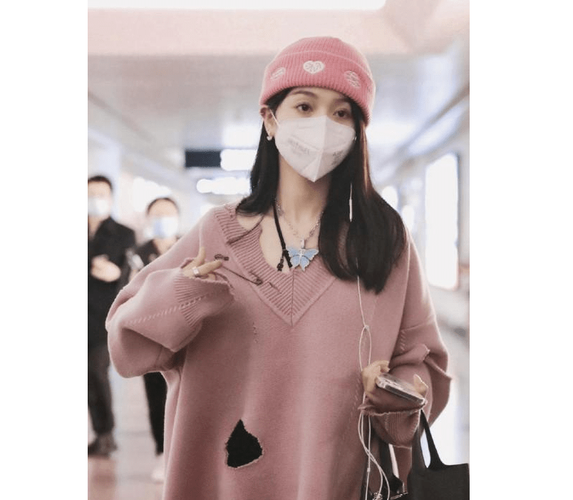 身材 太土了,吴宣仪最新机场造型翻车,黑色白花边袜,被粉丝吐槽好丑