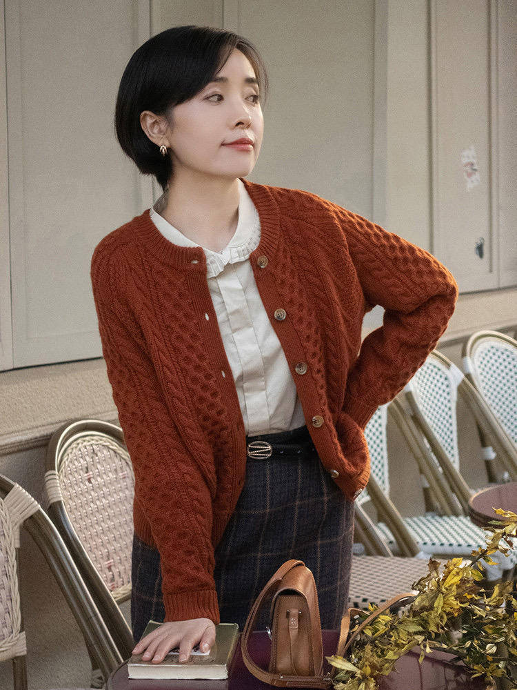 下半身 这个冬天一定要拥有一件羊毛衫,搭配棕色西装裤,简直不要太美