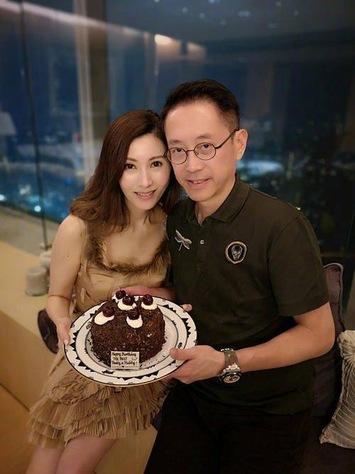 活动李嘉欣原来结婚后也可以这么漂亮，穿搭起来犹如少女一般！