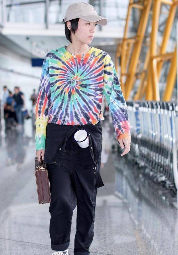 黑色 窦靖童的时尚品味不一般！条纹上衣配牛仔裤中性洒脱，潇洒不羁