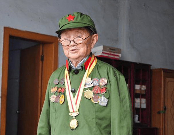 李安甫在卞秀兰去世后伤心不已,望着空荡荡的两间瓦房,他想起了许多