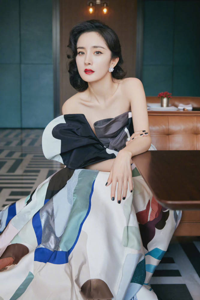 高定 杨幂终于找对风格!放弃性感风太聪明,穿高定梳卷发贵妇感立马上来