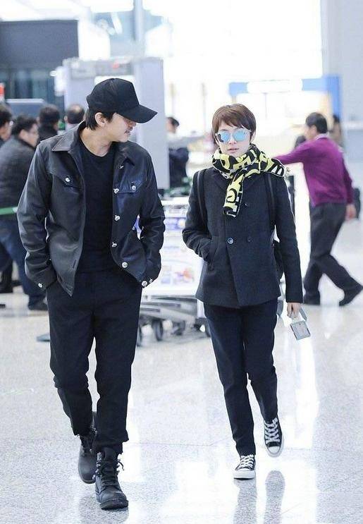 邓超 邓超带老婆出行,胡子拉碴开始变油腻,孙俪系花围巾有了阿姨味道