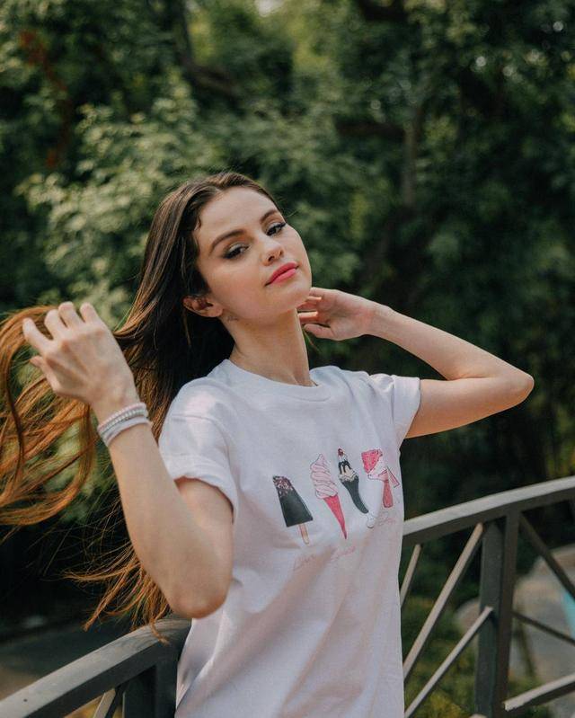 化妆品 赛琳娜瘦下来更美了,穿V领针织衫温柔优雅,露出精致锁骨超迷人