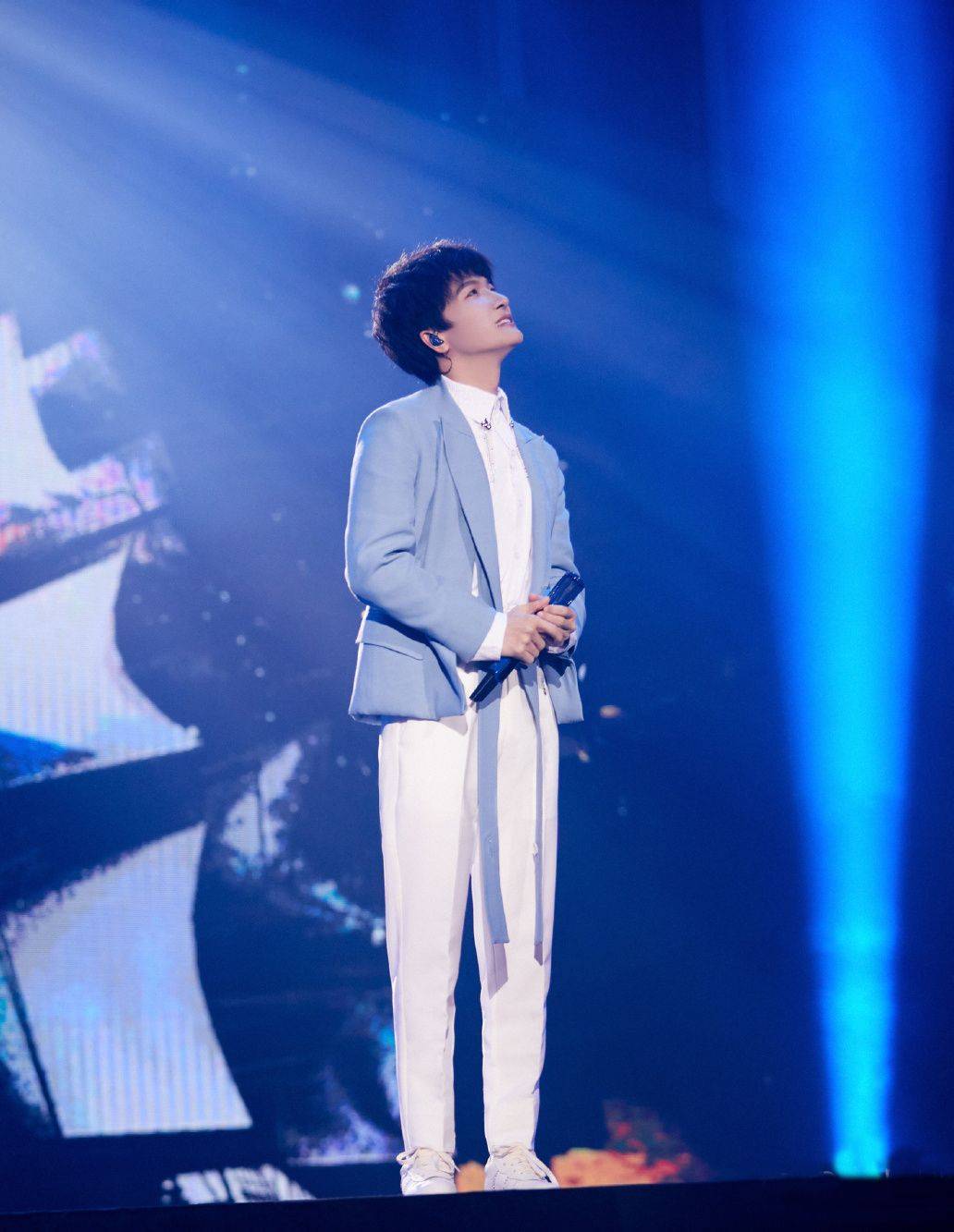 周深 小个子不适合穿西装?看到身高161cm周深的造型,你会改变看法