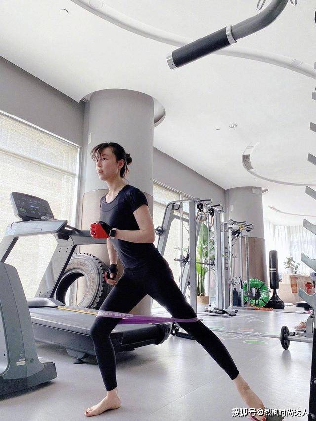 疯狂健身 80后张静初为显高拼了!腰带都快系到胸了,果然胸下都是大长腿